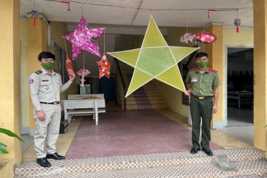 Học viên Campuchia tham gia làm lồng đèn trung thu tại Trường Đại học An ninh nhân dân