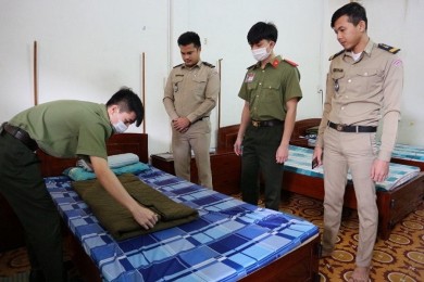 Học viên Campuchia cùng Câu lạc bộ “Những người bạn” tham gia sắp xếp trật tự nội vụ - thể hiện tình đoàn kết, hữu nghị giữa học viên Việt nam và Campuchia