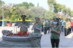 Các tổ chức quần chúng Trường Đại học An ninh nhân dân viếng nghĩa trang liệt sỹ Thành phố Hồ Chí Minh