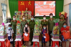 Hội Phụ nữ Trường Đại học An ninh nhân dân tham gia chương trình “Đồng hành cùng Phụ nữ Biên cương” tại xã Thái Trị, huyện Vĩnh Hưng, tỉnh Long An