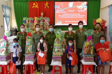 Hội Phụ nữ Trường Đại học An ninh nhân dân tham gia chương trình “Đồng hành cùng Phụ nữ Biên cương” tại xã Thái Trị, huyện Vĩnh Hưng, tỉnh Long An