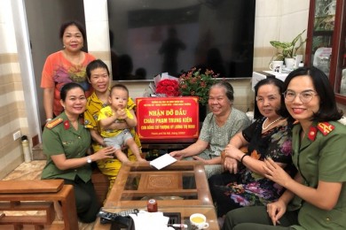 Hội phụ nữ Trường Đại học An ninh nhân dân thực hiện chương trình “Mẹ đỡ đầu”