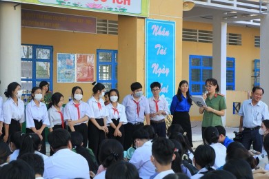 Hội phụ nữ Trường Đại học An ninh nhân dân tổ chức về nguồn, tuyên truyền giáo dục pháp luật và tặng quà cho học sinh có hoàn cảnh khó khăn tại tỉnh Đồng Tháp