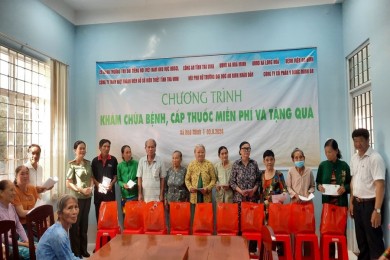Hội phụ nữ Trường Đại học An ninh nhân dân phối hợp với các đơn vị tổ chức hoạt động khám bệnh, cấp phát thuốc miễn phí, tặng quà  cho người dân xã Hòa Minh, huyện Châu Thành, tỉnh Trà Vinh