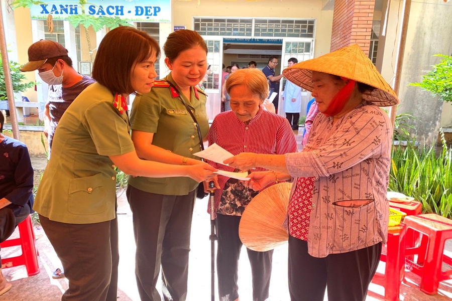 Hội phụ nữ Trường Đại học An ninh nhân dân phối hợp với các đơn vị tổ chức hoạt động khám bệnh, cấp phát thuốc miễn phí, tặng quà  cho người dân xã Hòa Minh, huyện Châu Thành, tỉnh Trà Vinh