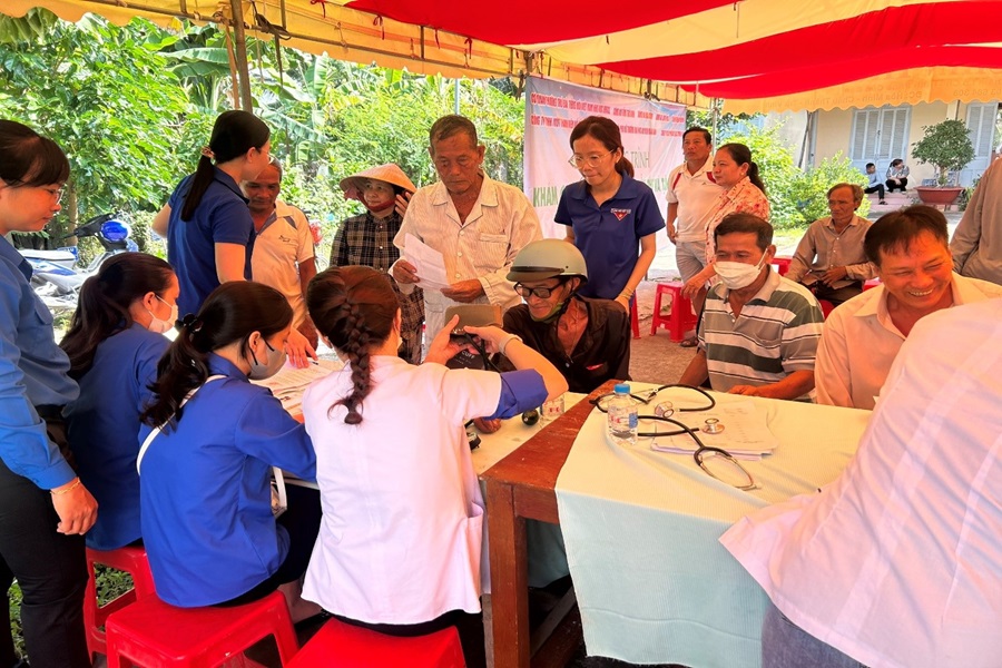 Hội phụ nữ Trường Đại học An ninh nhân dân phối hợp với các đơn vị tổ chức hoạt động khám bệnh, cấp phát thuốc miễn phí, tặng quà  cho người dân xã Hòa Minh, huyện Châu Thành, tỉnh Trà Vinh