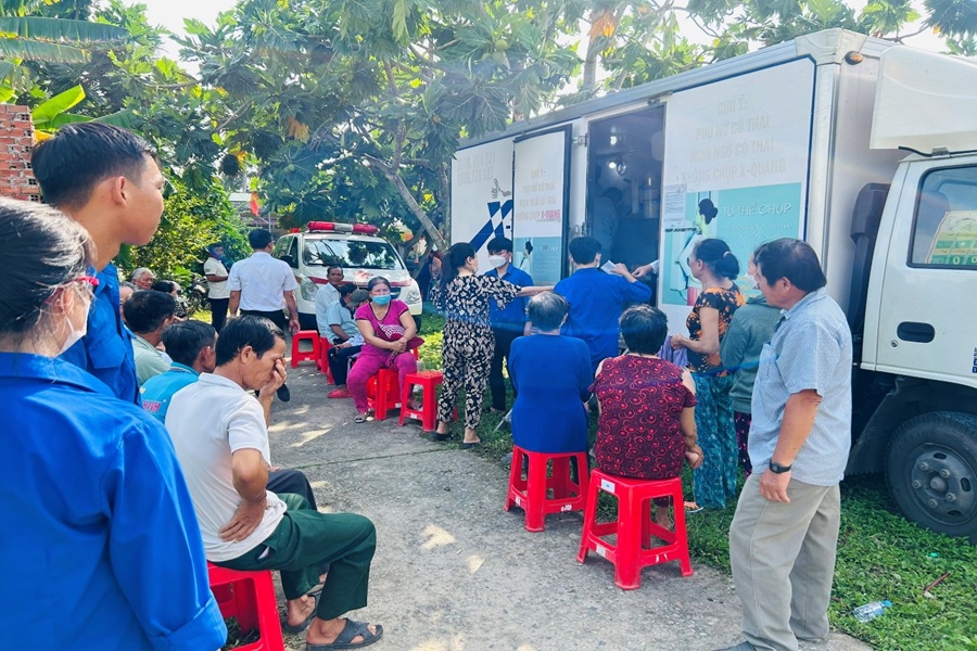 Hội phụ nữ Trường Đại học An ninh nhân dân phối hợp với các đơn vị tổ chức hoạt động khám bệnh, cấp phát thuốc miễn phí, tặng quà  cho người dân xã Hòa Minh, huyện Châu Thành, tỉnh Trà Vinh