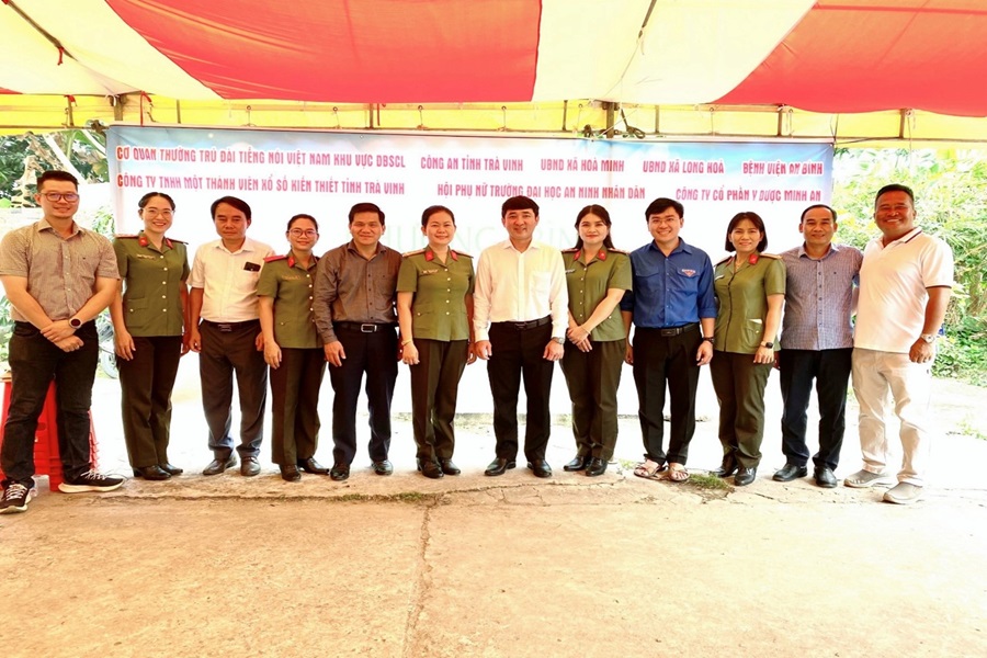 Hội phụ nữ Trường Đại học An ninh nhân dân phối hợp với các đơn vị tổ chức hoạt động khám bệnh, cấp phát thuốc miễn phí, tặng quà  cho người dân xã Hòa Minh, huyện Châu Thành, tỉnh Trà Vinh