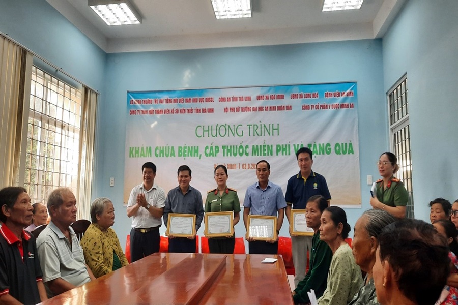 Hội phụ nữ Trường Đại học An ninh nhân dân phối hợp với các đơn vị tổ chức hoạt động khám bệnh, cấp phát thuốc miễn phí, tặng quà  cho người dân xã Hòa Minh, huyện Châu Thành, tỉnh Trà Vinh