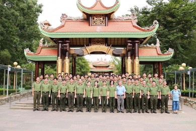 Khoa Lý luận chính trị và Khoa học xã hội nhân văn tổ chức cho học viên lớp VB2-D4 tham quan thực tế và tham gia các hoạt động đền ơn đáp nghĩa