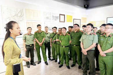 Tổ chức tham quan thực tế cho lớp Trung cấp Lý luận chính trị khoá 1,  hệ không tập trung, lớp thứ 7