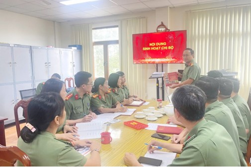 Chi bộ Khoa Lý luận chính trị và Khoa học xã hội nhân văn tích cực quán triệt, vận dụng nội dung cuốn sách “Lúc dân cần, lúc dân khó, có Công an”.