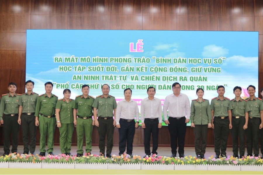 Phối hợp ra mắt mô hình “Phong trào Bình dân học vụ số - Học tập cộng đồng, phát triển kỹ năng số, giữ vững an ninh cơ sở” tại xã Tràm Chim, tỉnh Đồng Tháp Phối hợp ra mắt mô hình “Phong trào Bình dân học vụ số - Học tập cộng đồng, phát triển kỹ năng số, giữ vững an ninh cơ sở” tại xã Tràm Chim, tỉnh Đồng Tháp
