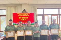 Khoa Lý luận chính trị và Khoa học xã hội nhân văn tổ chức Hội nghị giao ban công tác tuần và trao giấy khen cho các cá nhân có thành tích xuất sắc trong hoạt động thực tế