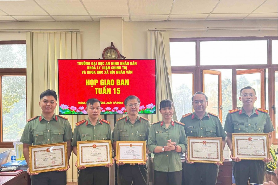 Khoa Lý luận chính trị và Khoa học xã hội nhân văn tổ chức Hội nghị giao ban công tác tuần và trao giấy khen cho các cá nhân có thành tích xuất sắc trong hoạt động thực tế Khoa Lý luận chính trị và Khoa học xã hội nhân văn tổ chức Hội nghị giao ban công tác tuần và trao giấy khen cho các cá nhân có thành tích xuất sắc trong hoạt động thực tế