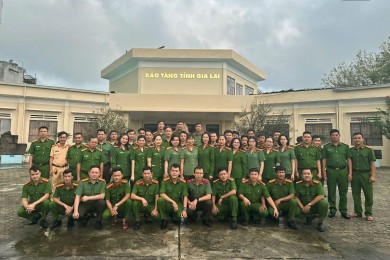 Lớp T04.TCCT.K2.KTT1 Gia Lai tham quan Bảo tàng tỉnh Gia Lai