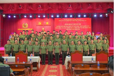 Khoa Lý luận chính trị và Khoa học xã hội nhân văn tổ chức sinh hoạt chuyên đề cho sinh viên Khóa D34