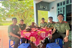 Khoa Lý luận chính trị và Khoa học xã hội nhân văn đổi mới giảng dạy qua hành trình thực tế tại những “địa chỉ đỏ” cách mạng