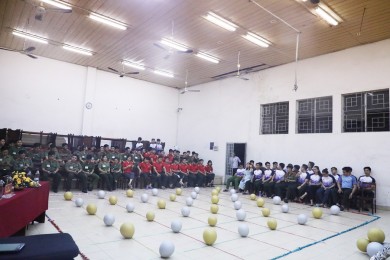 CLB Ngoại ngữ - Tin học lan tỏa tinh thần học tập tiếng Anh với các chi đoàn LT-C3 và LT-T12 thông qua "Rung chuông vàng"