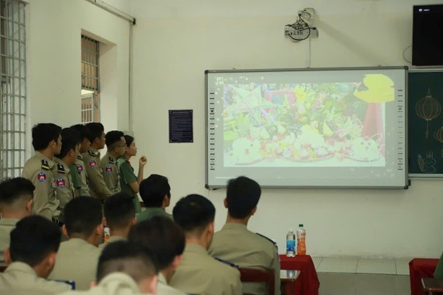 Tổ chức chương trình ngoại khoá thực hành tiếng Việt nhân dịp Tết Trung thu của Việt Nam cho học viên Bộ Nội vụ Vương quốc Cam-pu-chia