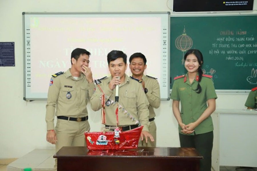 Tổ chức chương trình ngoại khoá thực hành tiếng Việt nhân dịp Tết Trung thu của Việt Nam cho học viên Bộ Nội vụ Vương quốc Cam-pu-chia
