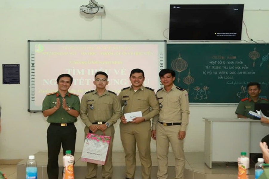 Tổ chức chương trình ngoại khoá thực hành tiếng Việt nhân dịp Tết Trung thu của Việt Nam cho học viên Bộ Nội vụ Vương quốc Cam-pu-chia