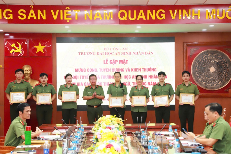 Trường Đại học An ninh nhân dân tổ chức gặp mặt mừng công, tuyên dương và khen thưởng các đội tuyển của Trường tham gia các cuộc thi Ngoại ngữ, Tin học năm 2024