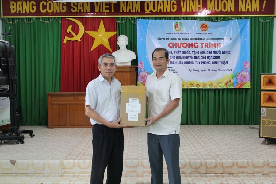 Hội Phụ nữ Trường Đại học An ninh nhân dân tổ chức hoạt động khám bệnh, phát thuốc, tặng quà cho nhân dân và tặng học bổng khuyến học cho học sinh có hoàn cảnh khó khăn tại huyện Tuy Phong, tỉnh Bình Thuận