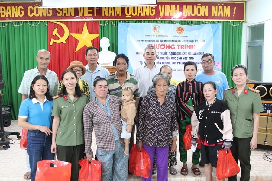 Hội Phụ nữ Trường Đại học An ninh nhân dân tổ chức hoạt động khám bệnh, phát thuốc, tặng quà cho nhân dân và tặng học bổng khuyến học cho học sinh có hoàn cảnh khó khăn tại huyện Tuy Phong, tỉnh Bình Thuận