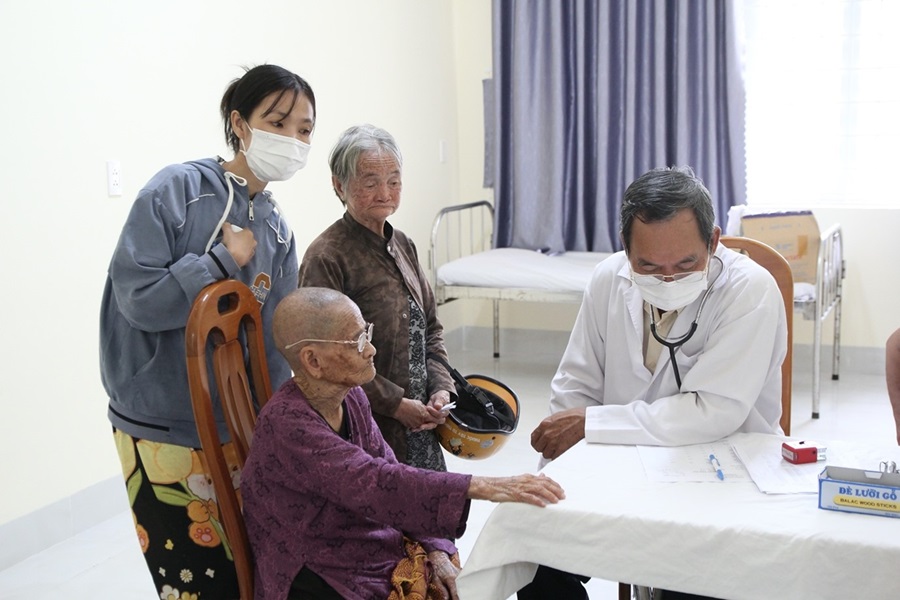 Hội Phụ nữ Trường Đại học An ninh nhân dân tổ chức hoạt động khám bệnh, phát thuốc, tặng quà cho nhân dân và tặng học bổng khuyến học cho học sinh có hoàn cảnh khó khăn tại huyện Tuy Phong, tỉnh Bình Thuận