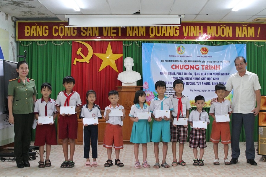 Hội Phụ nữ Trường Đại học An ninh nhân dân tổ chức hoạt động khám bệnh, phát thuốc, tặng quà cho nhân dân và tặng học bổng khuyến học cho học sinh có hoàn cảnh khó khăn tại huyện Tuy Phong, tỉnh Bình Thuận