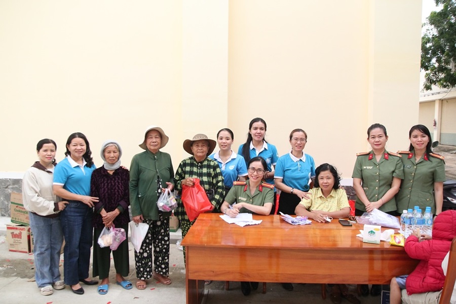 Hội Phụ nữ Trường Đại học An ninh nhân dân tổ chức hoạt động khám bệnh, phát thuốc, tặng quà cho nhân dân và tặng học bổng khuyến học cho học sinh có hoàn cảnh khó khăn tại huyện Tuy Phong, tỉnh Bình Thuận