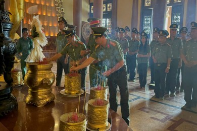Khoa Ngoại ngữ - Tin học tổ chức tham quan thực tế và thực hành sử dụng tiếng Anh cho học viên các Trung đội Cao học 20A và 20C
