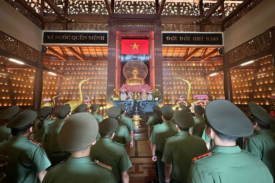 Khoa Ngoại ngữ - Tin học tổ chức tham quan thực tế và thực hành sử dụng tiếng Anh cho học viên các Trung đội Cao học 20A và 20C