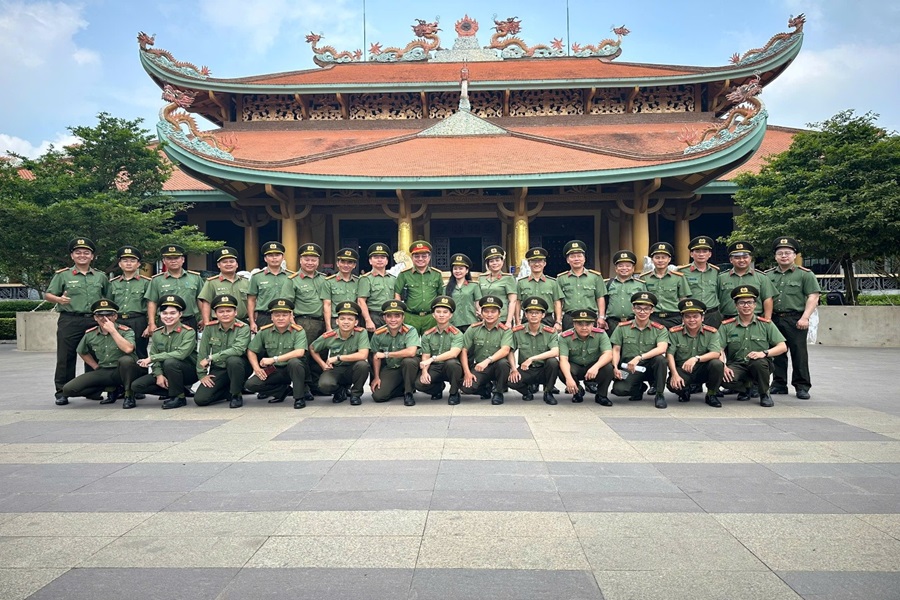 Khoa Ngoại ngữ - Tin học tổ chức tham quan thực tế và thực hành sử dụng tiếng Anh cho học viên các Trung đội Cao học 20A và 20C