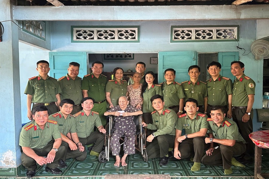 Khoa Ngoại ngữ - Tin học tổ chức tham quan thực tế và thực hành sử dụng tiếng Anh cho học viên các Trung đội Cao học 20A và 20C
