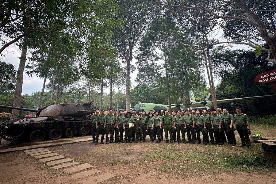 Khoa Ngoại ngữ - Tin học tổ chức tham quan thực tế và thực hành sử dụng tiếng Anh cho học viên các Trung đội Cao học 20A và 20C