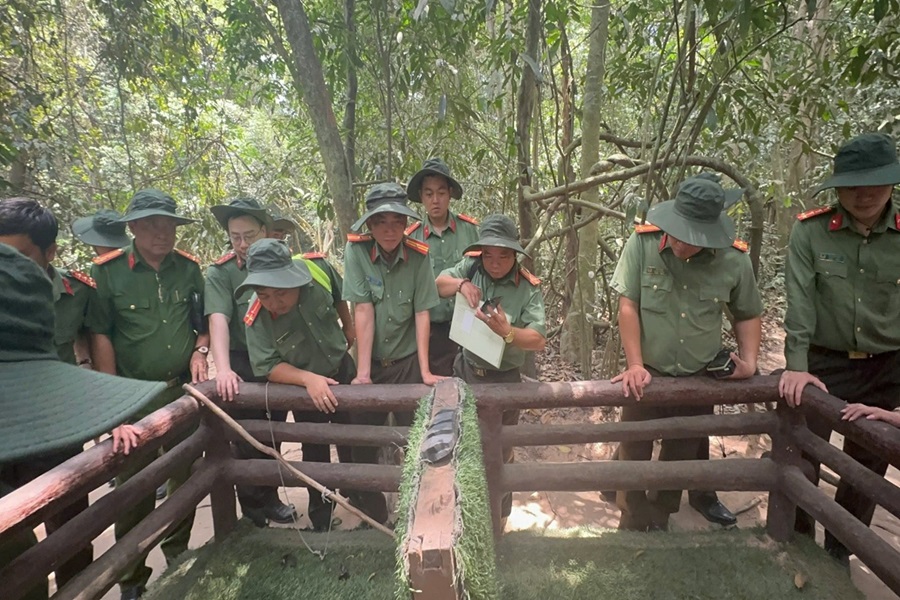 Khoa Ngoại ngữ - Tin học tổ chức tham quan thực tế và thực hành sử dụng tiếng Anh cho học viên các Trung đội Cao học 20A và 20C