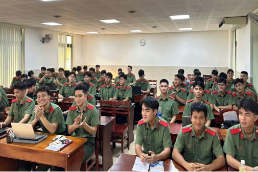 Khoa Ngoại ngữ - Tin học tổ chức ngoại khóa bồi dưỡng ứng dụng Trí tuệ nhân tạo (AI) hỗ trợ học tập và nghiên cứu khoa học cho học viên Trường Đại học An ninh nhân dân