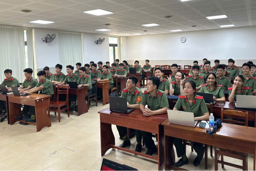 Khoa Ngoại ngữ - Tin học tổ chức ngoại khóa bồi dưỡng ứng dụng Trí tuệ nhân tạo (AI) hỗ trợ học tập và nghiên cứu khoa học cho học viên Trường Đại học An ninh nhân dân