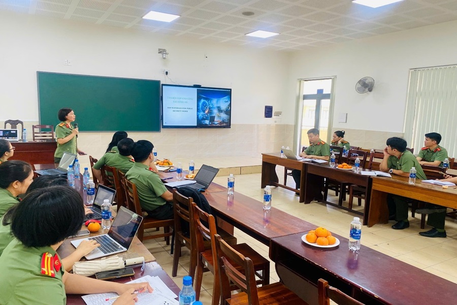 Khoa Ngoại ngữ - Tin học tổ chức Tọa đàm khoa học Ứng dụng công nghệ trí tuệ nhân tạo (AI) trong biên soạn tài liệu tiếng Anh chuyên ngành