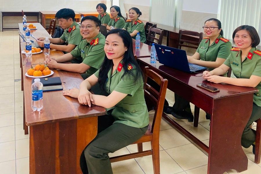 Khoa Ngoại ngữ - Tin học tổ chức Tọa đàm khoa học Ứng dụng công nghệ trí tuệ nhân tạo (AI) trong biên soạn tài liệu tiếng Anh chuyên ngành