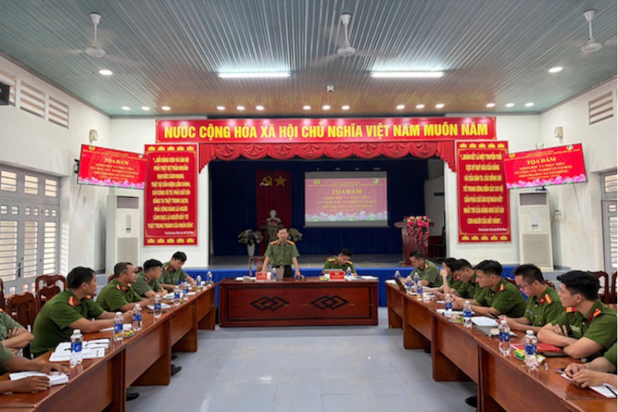 Khoa Nghiệp vụ cơ bản tham dự toạ đàm tại Công an xã Tân Đông, tỉnh Tây Ninh Khoa Nghiệp vụ cơ bản tham dự toạ đàm tại Công an xã Tân Đông, tỉnh Tây Ninh