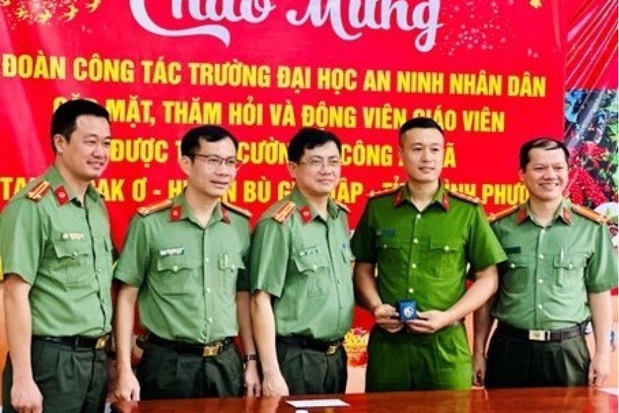 Khoa Quản lý nhà nước về an ninh, trật tự, Trường Đại học An ninh nhân dân thăm, làm việc tại Công an huyện Bù Gia Mập, tỉnh Bình Phước