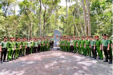 Trường Đại học An ninh nhân dân tổ chức nghiên cứu thực tế cho lớp trung cấp lý luận chính trị
