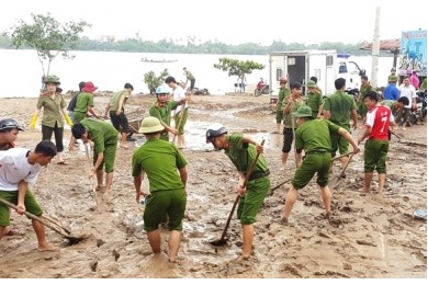 Những gương sáng Công an xã giúp dân trong lũ