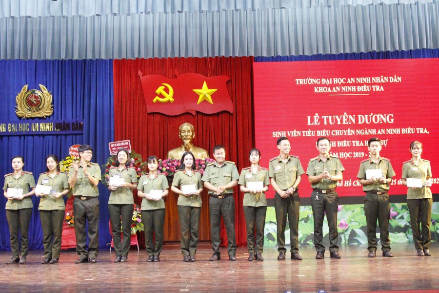 Tổ chức trọng thể Buổi gặp mặt truyền thống nhân kỷ niệm 69 năm ngày truyền thống của lực lượng An ninh điều tra tại Trường Đại học An ninh nhân dân