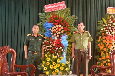 Khoa An ninh điều tra tặng hoa chúc mừng ngày thành lập Quân đội nhân dân Việt Nam