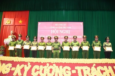Sinh viên chuyên ngành An ninh điều tra được tặng giấy khen đột xuất vì có thành tích xuất sắc trong điều tra, khám phá chuyên án