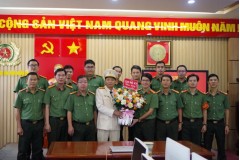 Đồng chí Nguyễn Phú Quảng - Chi ủy viên Chi bộ Khoa An ninh điều tra nhận Huy hiệu 30 năm tuổi Đảng